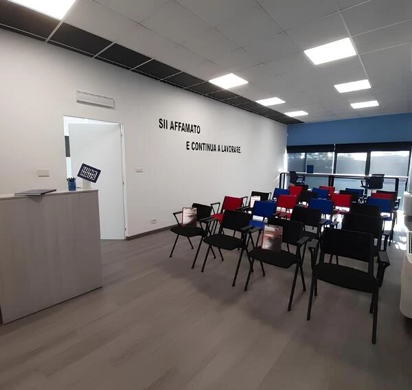 Formazione tecnica FerrFast per professionisti del settore serramenti nella sala corsi aziendale